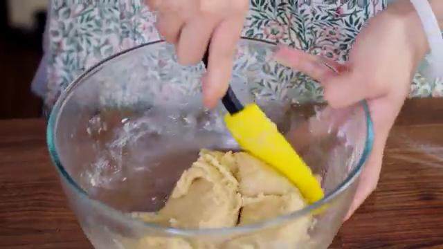 蛋黄莲蓉月饼,倒入面粉，用刮刀搅拌成面团，把面团放在保鲜膜上包起来醒1小时左右