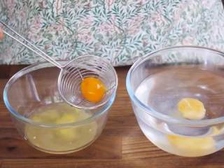 蛋黄莲蓉月饼,取一个碗打入咸蛋，把蛋黄捞出用水冲洗，然后沥干