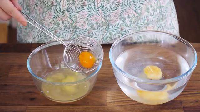 蛋黄莲蓉月饼,取一个碗打入咸蛋，把蛋黄捞出用水冲洗，然后沥干