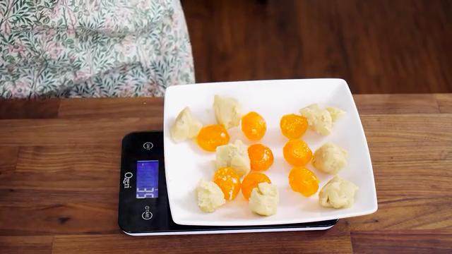 蛋黄莲蓉月饼,用厨房秤称重量，蛋黄和莲蓉总重量35g