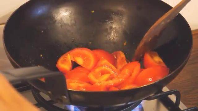 番茄炒蛋,倒入番茄，撒盐，等到番茄变软盖上锅盖，转小火焖三五分钟