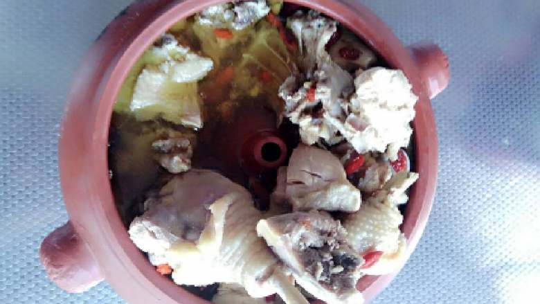 云南汽锅鸡,给大家看看汤有多清澈。