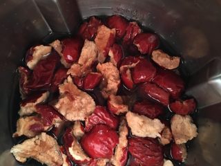 红枣发糕,大红枣去核，掰小块，入豆浆机，打成枣汁