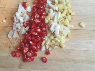 爆炒海蛏子🌶️🌶️🌶️,  小红椒，生姜，大蒜切成小粒状