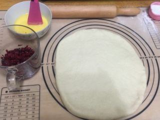 蔓越莓面包,取出面团排气，放在揉面垫上松弛15分钟后擀成长方形