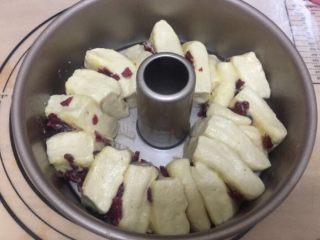蔓越莓面包,竖着放着中空模具中，将模具放入烤箱中（不插电）放入一盘热水，发酵1小时