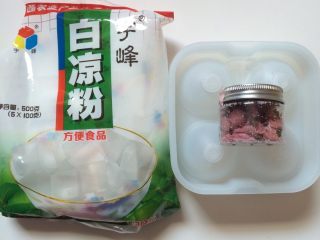 水信玄饼,准备材料：白凉粉、盐渍樱花，水信玄饼模具