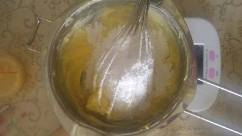 椰丝球,加入糖粉打发然后加入鸡蛋搅拌均匀