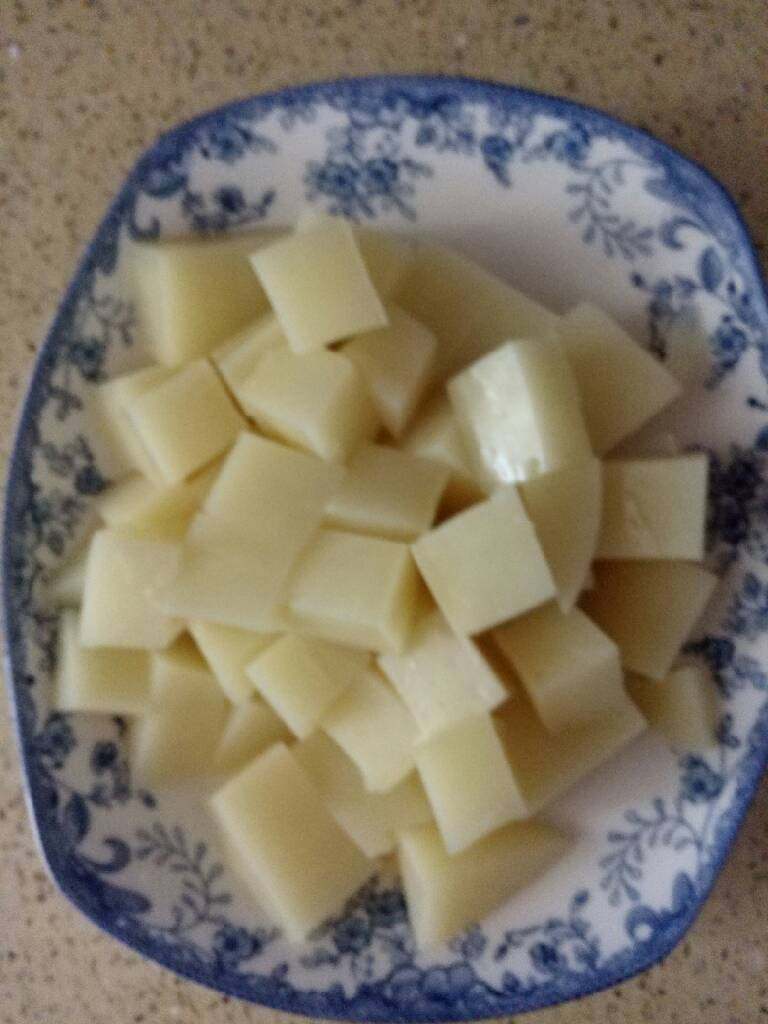 麻辣米豆腐,切成小块装盘。