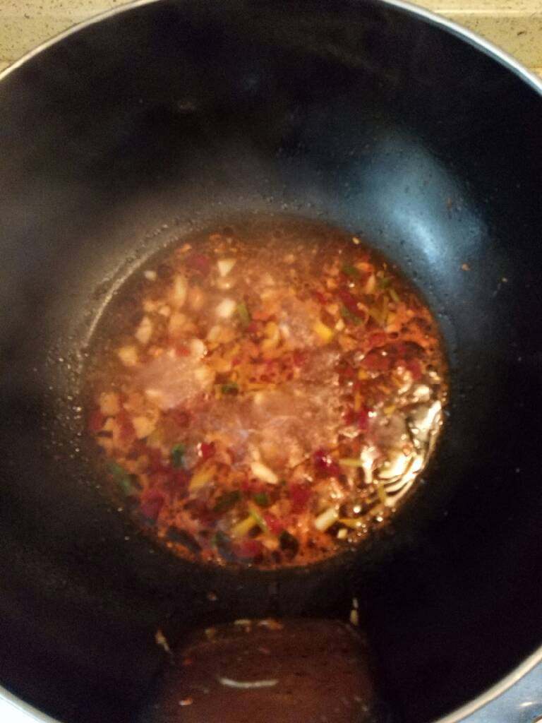 麻辣米豆腐,加一小碗水，水要适量，没过米豆腐就行，开大火将汤汁烧开
