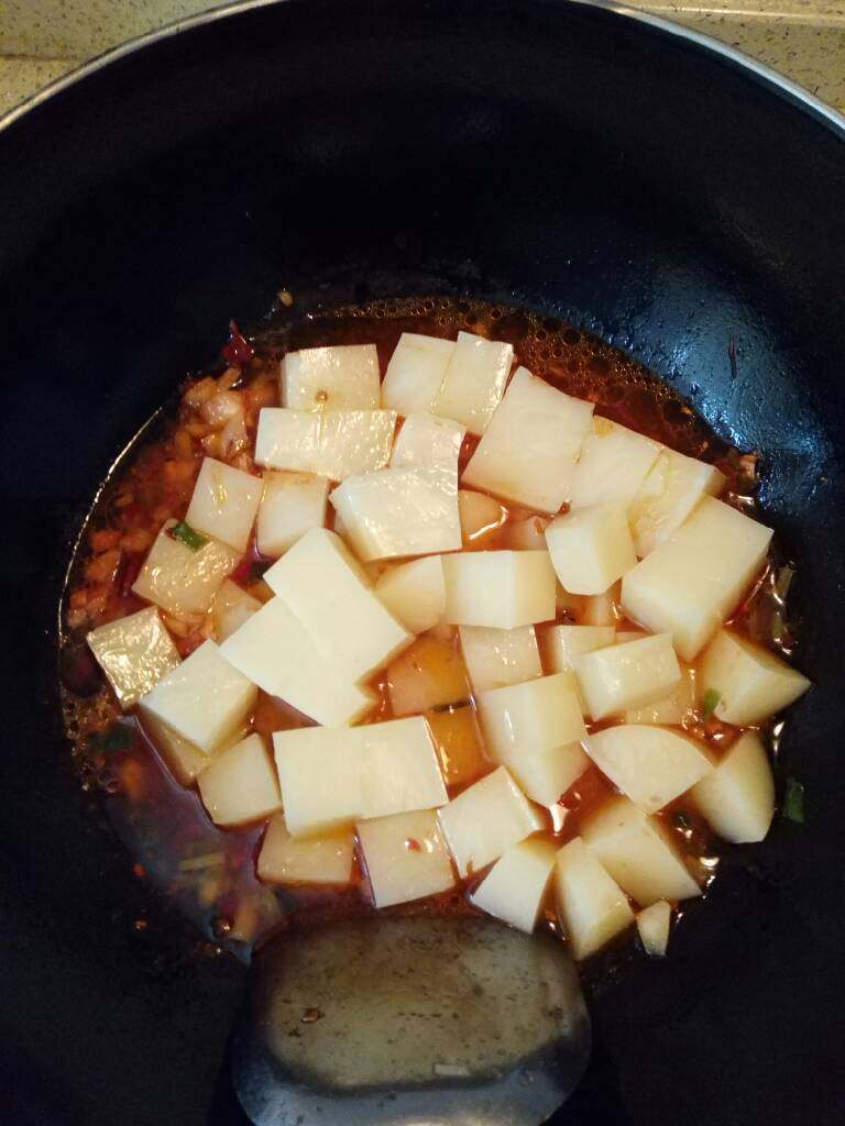 麻辣米豆腐,汤汁香味煮出，然后倒入米豆腐，加入适量的料酒，酱油，白糖，少许的盐，开中火慢炖