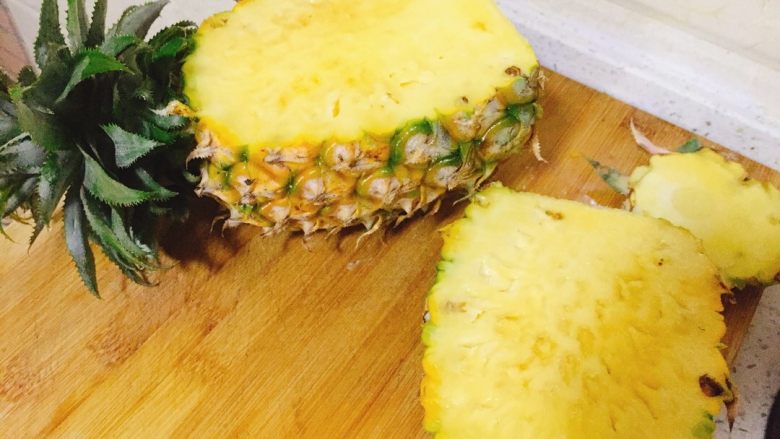 海鲜菠萝饭,把菠萝三分之一处切开，大的那一边留底