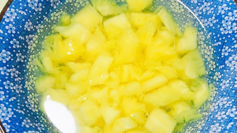 海鲜菠萝饭,把里面的菠萝掏出来，用盐水浸泡两分钟