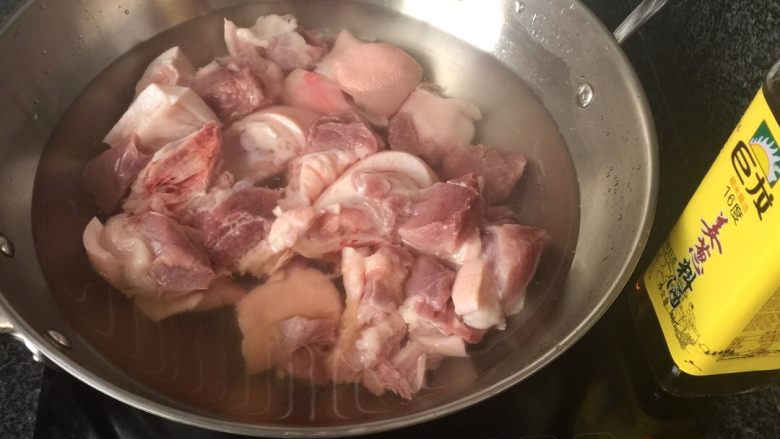 红烧猪蹄鸟蛋,冷水半锅下猪蹄，一匙子黄酒，抄掉血水，起碗。