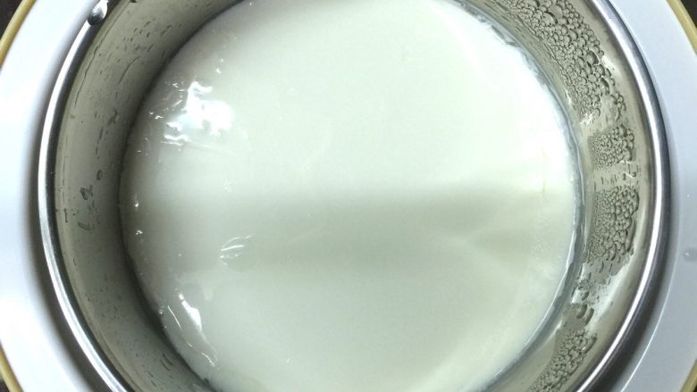 小熊酸奶机自制水果酸奶,1、将<a style='color:red;display:inline-block;' href='/shicai/ 13431'>纯牛奶</a>500ml放入不锈钢锅内，加入一包乳酸菌粉，充分混匀，酸奶机加热8小时即可使用。