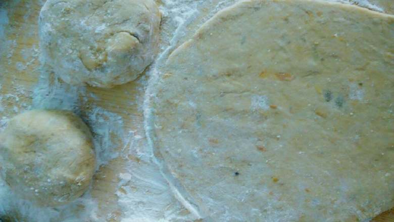 地瓜饼红薯饼,活好面后，把面团分成若干小面团，擀制成饼。如图所示
