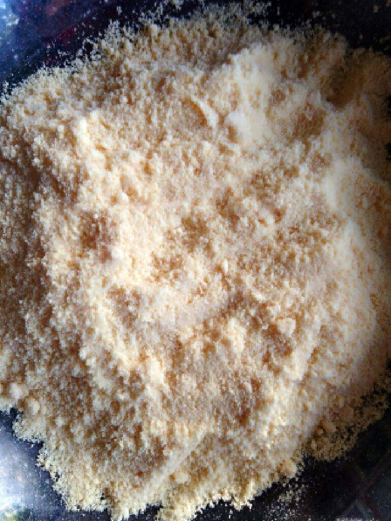 老北京烀饼,玉米面中放入少量的水，用手搓成湿沙状即可