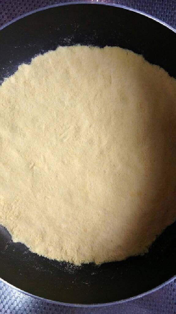 老北京烀饼,将和好的玉米面均匀的撒在锅内，用手压实。撒上事先准备好的韭菜鸡蛋馅