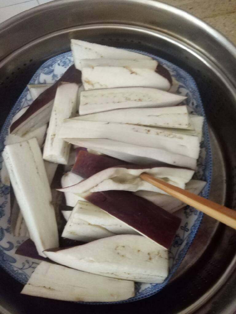 蒜香茄子,放入锅里蒸熟，用筷子能够捅破就可以了