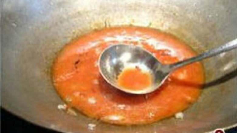 茄汁排骨,倒入调好的汁，不断用锅铲搅拌。
