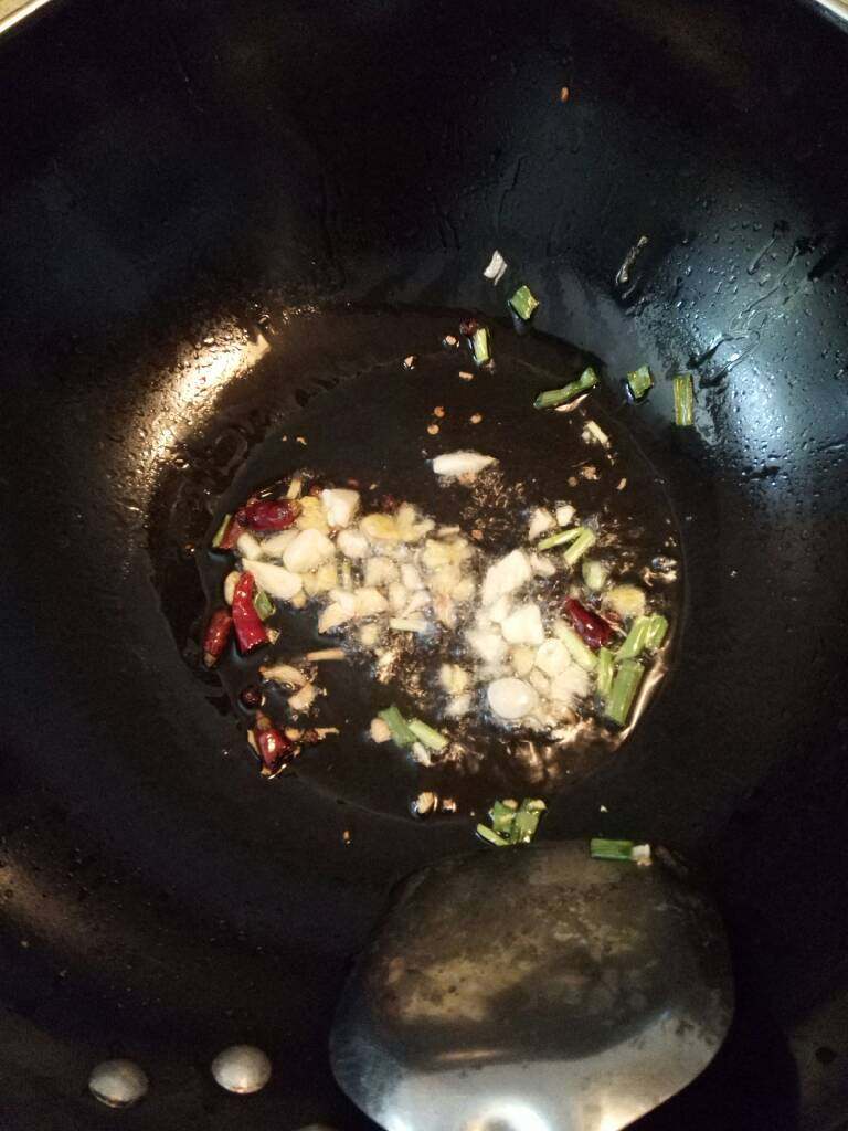 青椒炒豆腐干,热锅倒油，放入花椒，干辣椒，葱姜蒜末，开小火煸香