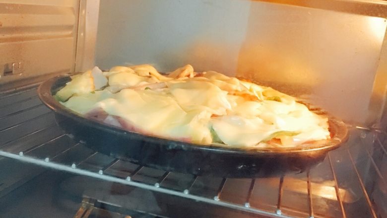 蔬菜披萨,放到烤箱，上下火200度近20分钟（烤箱根据自己家烤箱情况设置，反正我家200度够了）