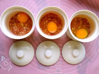 鸡蛋肉饼汤,炖盅里加入适量的水和盐，磕入鸡蛋。上蒸锅大火蒸十分钟左右。