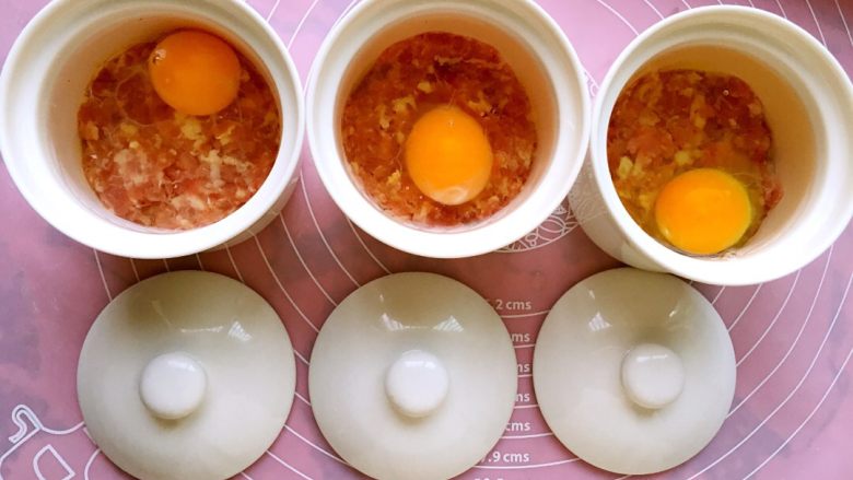 鸡蛋肉饼汤,炖盅里加入适量的水和盐，磕入<a style='color:red;display:inline-block;' href='/shicai/ 9'>鸡蛋</a>。上蒸锅大火蒸十分钟左右。