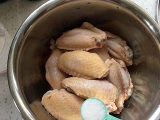 香煎鸡翅中,根据鸡翅的数量，放盐