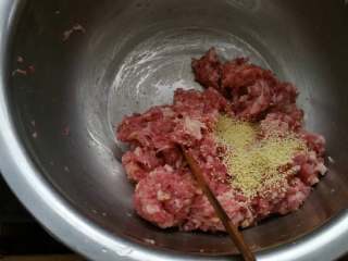 猪肉芹菜水饺,肉馅中放入鸡粉搅打均匀。