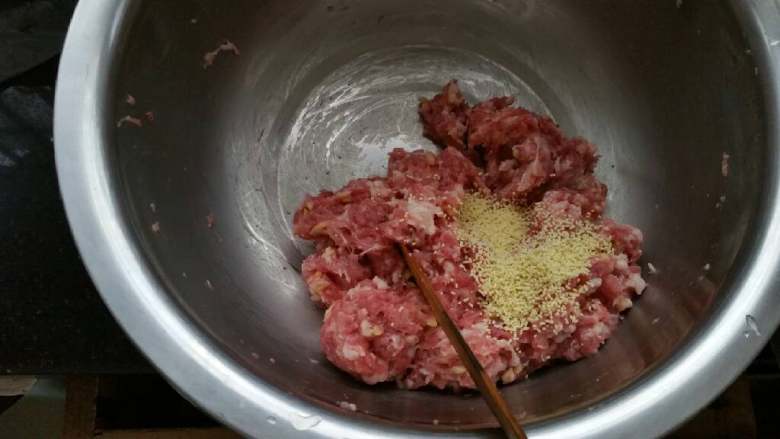 猪肉芹菜水饺,肉馅中放入鸡粉搅打均匀。