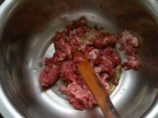 猪肉芹菜水饺,肉馅中放入少许料酒，胡椒粉搅打均匀。