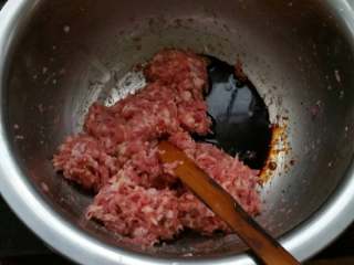 猪肉芹菜水饺,最后放入老抽和酱油搅打肉馅。