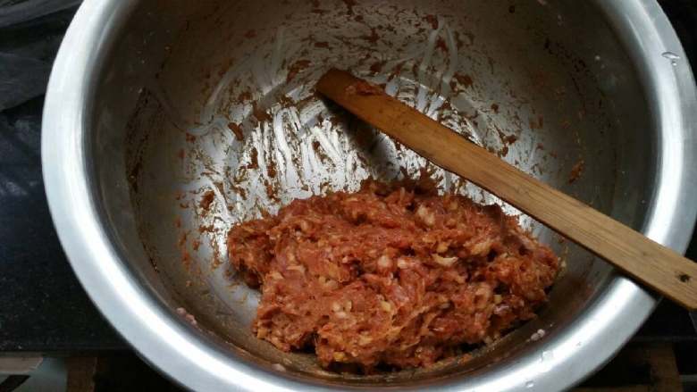猪肉芹菜水饺,肉馅分次搅打入味后放入冰箱，备用。