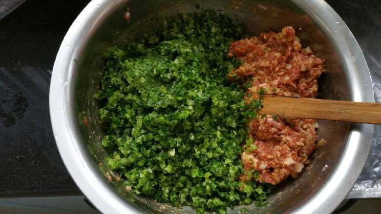 猪肉芹菜水饺,食用油倒入芹菜末搅拌均匀。