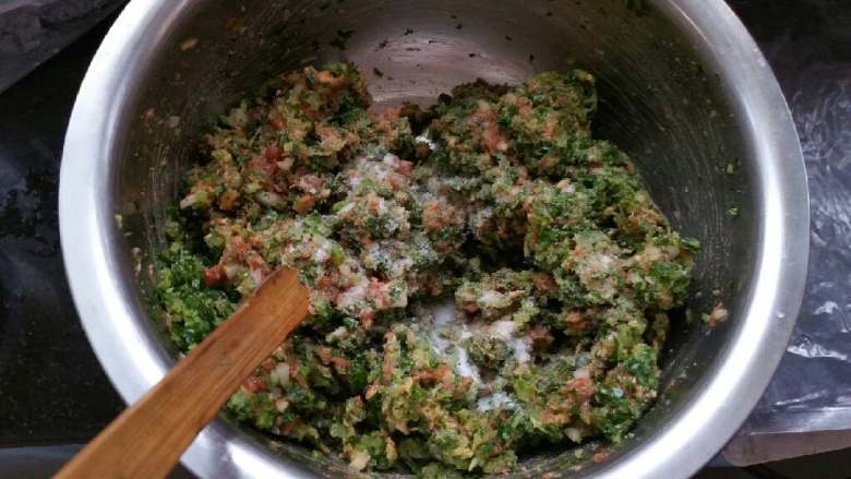 猪肉芹菜水饺,放入适量食盐最后将馅料搅拌均匀。