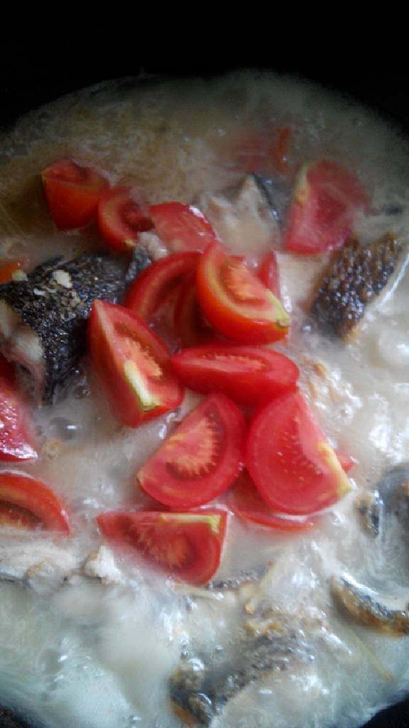 西红柿黑鱼汤,大火煮十分钟后，加入西红柿小火再煮
