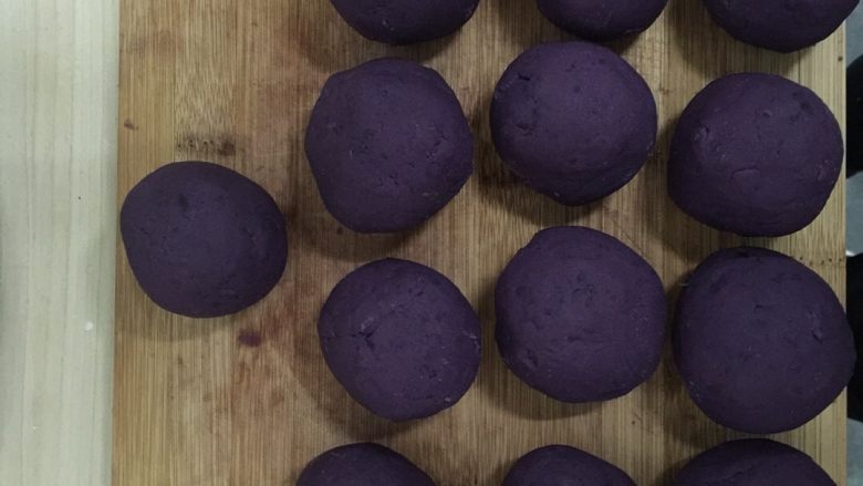 草莓椰蓉紫薯球,这是搓好的紫薯球
