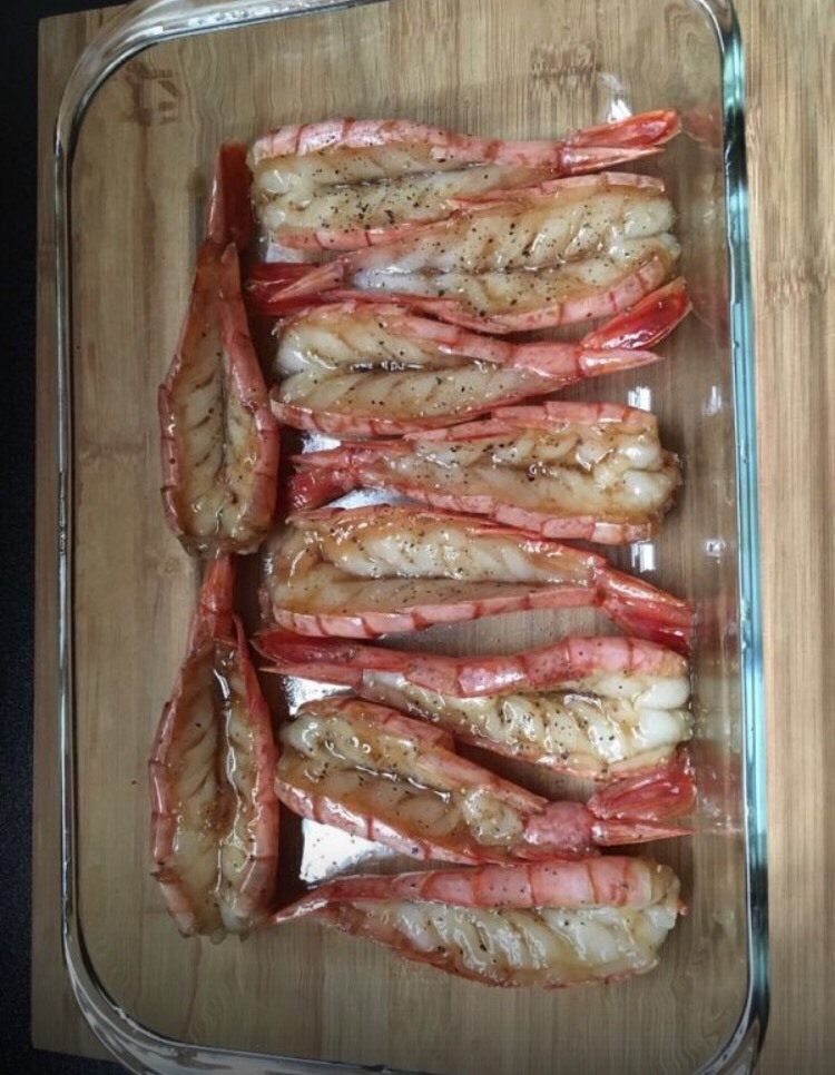 超简单烤红虾,加入调料放入冷藏腌制一小时