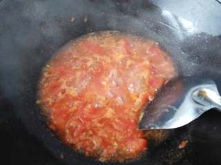 ≈番茄鸡蛋盖浇面≈,锅内倒入番茄加糖翻炒出砂，加入适量的水