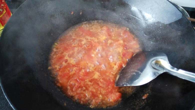 ≈番茄鸡蛋盖浇面≈,锅内倒入番茄加糖翻炒出砂，加入适量的水