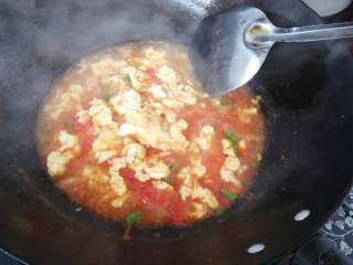 ≈番茄鸡蛋盖浇面≈,接着倒入炒好的鸡蛋，加入一些葱花，加入适量的盐，煮开，备用
