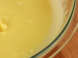 免焗柠檬挞,干净的大碗中，放入准备的全蛋、蛋黄、糖，打发至浅黄色