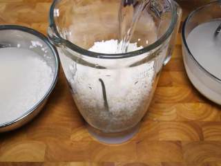 自制水磨年糕,大米和糯米都用清水浸泡3个小时，沥干混合在一起，倒入适量清水