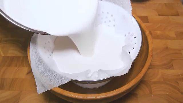 自制水磨年糕,把米浆倒入盆里，取一个漏筛铺上纱布，把米浆倒入沥干水分