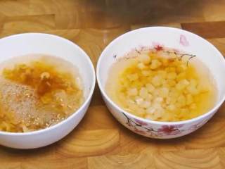 自制XO瑶柱酱,往干贝和海米碗中各加一大勺的料酒和清水，浸泡一个小时