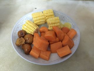 西洋菜豬骨湯,胡萝卜去皮切块，玉米切塊