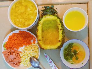 菠萝蒸饭,把菠萝挖好框框装饭，各种配料都弄好装碗里