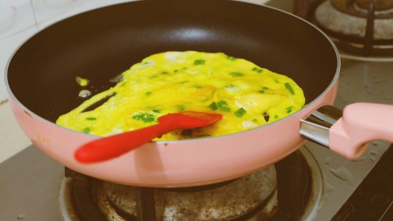菠萝蒸饭,使用平底锅煎蛋比较方便，又不容易焦