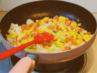 菠萝蒸饭,锅里放花生油把火腿还有已经烫得差不多熟的玉米和红萝卜一起放锅里炒热，再放菠萝和鸡蛋适当的米饭，想要吃甜的一点都就加糖，看自己加